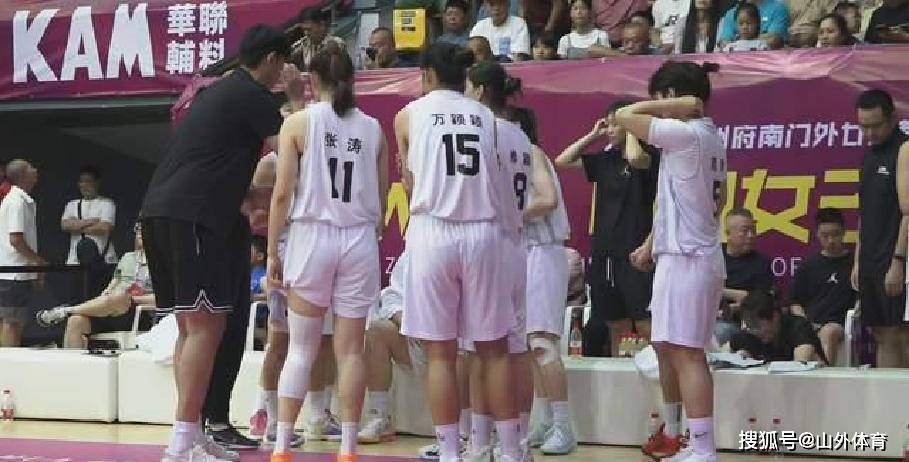 J9游戏官方网站-江南山猫队险胜塞北雄鲨队，冰球小组赛上演关键失误成转折！韧性与执行并存