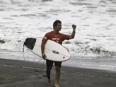 体育-冲浪赛场再起风云：漠南青龙队火力全开祁连火狐队，新援首秀制胜争冠格局再洗牌